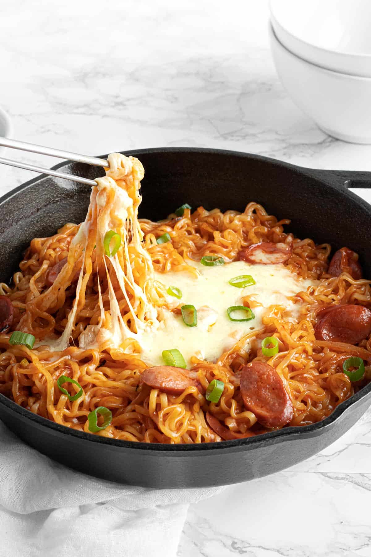 치즈를 듬뿍 올린 불닭볶음면